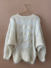 Cargar imagen en el visor de la galería, A sweater for pale end-of-winter light S-M