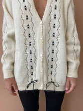 Cargar imagen en el visor de la galería, A vintage cardigan for days you want to remember M-L
