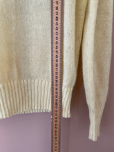 Cargar imagen en el visor de la galería, Pressed flowers in a book S