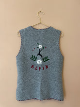 Cargar imagen en el visor de la galería, Vintage vest for an alpine village morning M-L