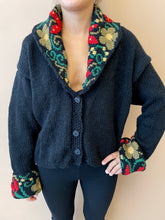 Cargar imagen en el visor de la galería, Cardigan for unpacking slowly in a borrowed room M