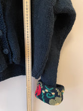 Cargar imagen en el visor de la galería, Cardigan for unpacking slowly in a borrowed room M