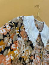 Cargar imagen en el visor de la galería, Lace Collar Floral Blouse M-L