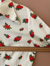 Cargar imagen en el visor de la galería, Roses on ivory shirt M-L