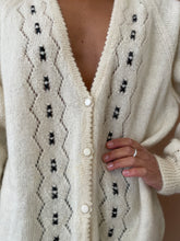 Cargar imagen en el visor de la galería, A vintage cardigan for days you want to remember M-L
