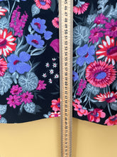 Cargar imagen en el visor de la galería, Floral Black Vintage Midi Skirt M