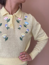 Cargar imagen en el visor de la galería, Pressed flowers in a book S