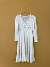 Cargar imagen en el visor de la galería, Lovely Embroidered White Vintage Midi Dress M