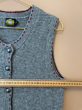 Cargar imagen en el visor de la galería, Vintage vest for an alpine village morning M-L