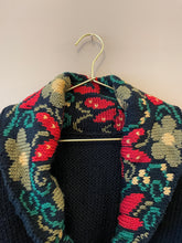 Cargar imagen en el visor de la galería, Cardigan for unpacking slowly in a borrowed room M