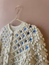 Cargar imagen en el visor de la galería, Cream Embroidered Vintage Cardigan M