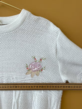 Cargar imagen en el visor de la galería, Embroidered White Vintage Sweater M-L