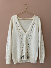 Cargar imagen en el visor de la galería, A vintage cardigan for days you want to remember M-L