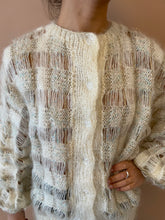 Cargar imagen en el visor de la galería, A cardigan that lets the light through M-L