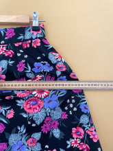 Cargar imagen en el visor de la galería, Floral Black Vintage Midi Skirt M