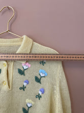 Cargar imagen en el visor de la galería, Pressed flowers in a book S