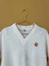 Cargar imagen en el visor de la galería, V Neck Embroidered Knitted Sweater L
