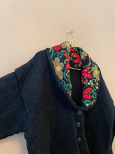 Cargar imagen en el visor de la galería, Cardigan for unpacking slowly in a borrowed room M