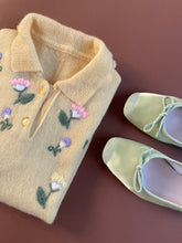 Cargar imagen en el visor de la galería, Pressed flowers in a book S