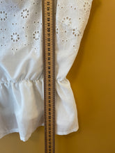 Cargar imagen en el visor de la galería, Embroidered White Lace Vintage Top S