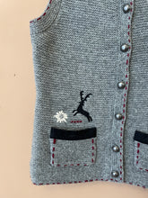 Cargar imagen en el visor de la galería, Vintage vest for an alpine village morning M-L