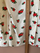 Cargar imagen en el visor de la galería, Roses on ivory shirt M-L