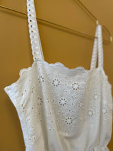 Cargar imagen en el visor de la galería, Embroidered White Lace Vintage Top S