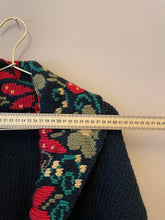 Cargar imagen en el visor de la galería, Cardigan for unpacking slowly in a borrowed room M