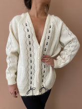 Cargar imagen en el visor de la galería, A vintage cardigan for days you want to remember M-L