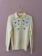 Cargar imagen en el visor de la galería, Pressed flowers in a book S