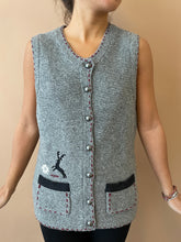 Cargar imagen en el visor de la galería, Vintage vest for an alpine village morning M-L