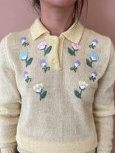 Cargar imagen en el visor de la galería, Pressed flowers in a book S